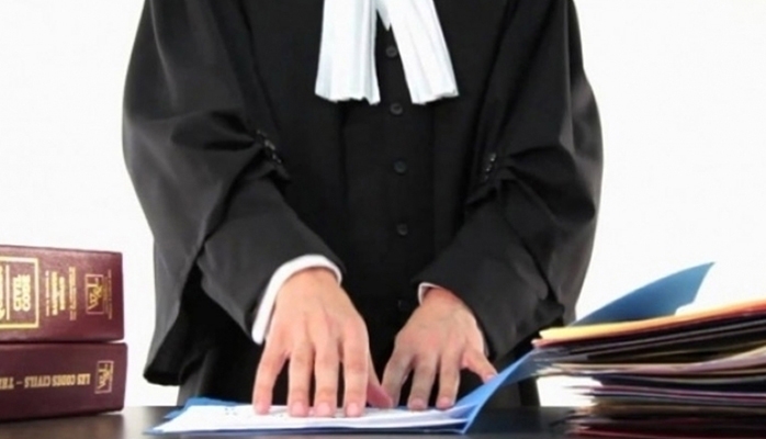 Un avocat exerçant au sein d’une société non immatriculée ne relève pas du surendettement